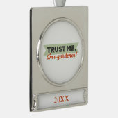 Vertrouw me. Ik ben een Gardener. Verzilverd Banner Ornament (Rechts)