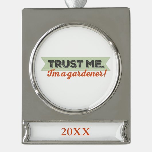 Vertrouw me. Ik ben een Gardener. Verzilverd Banner Ornament (Voorkant)