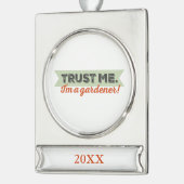 Vertrouw me. Ik ben een Gardener. Verzilverd Banner Ornament (Links)