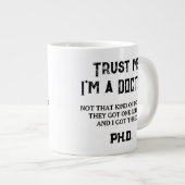 Vertrouw me Ik ben een PhD afstuderen Doctor Humor Grote Koffiekop (Voorkant rechts)