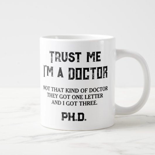Vertrouw me Ik ben een PhD afstuderen Doctor Humor Grote Koffiekop (Rechts)