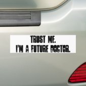 Vertrouw me.  Ik ben een Toekomstige Doctor. Bumpersticker (Op auto)