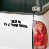 Vertrouw me.  Ik ben een Toekomstige Doctor. Bumpersticker (Op Truck)