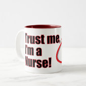 Vertrouw me, ik ben een verpleegster rode stethosc tweekleurige koffiemok (Voorkant links)