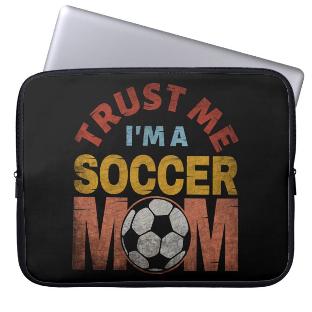 VERTROUW ME IK BEN EEN VOETBALMOEDER LAPTOP SLEEVE (Voorkant)