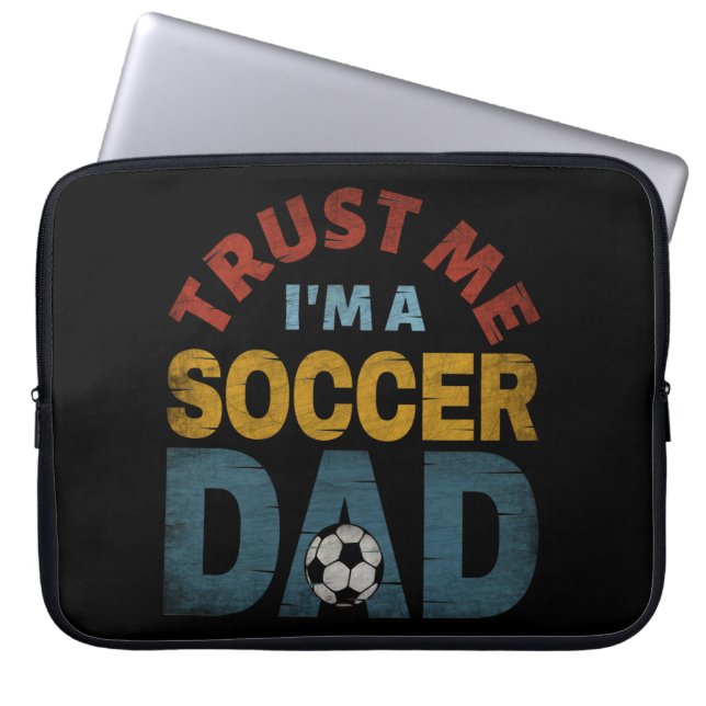 VERTROUW ME IK BEN EEN VOETBALPAPA LAPTOP SLEEVE (Voorkant)