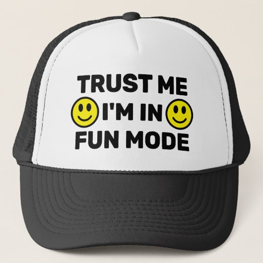 Vertrouw Me - Ik Ben In Pret Modus™ Trucker Hoed Pet (Voorkant)
