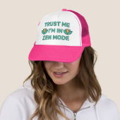 Vertrouw Me - Ik Ben In Zen Modus™ Trucker Hoed Pet (In situ)