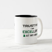 Vertrouw me, ik ben uitstekend in mijn werk tweekleurige koffiemok (Voorkant rechts)