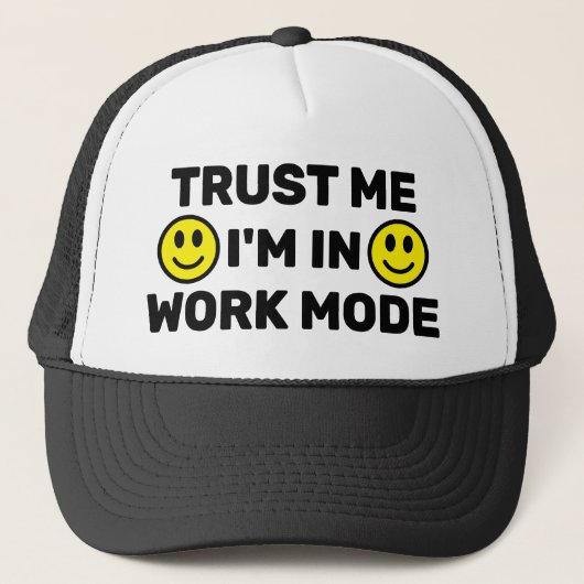 Vertrouw Me - Ik Sta In Werken Modus™ Trucker Hoed Pet (Voorkant)