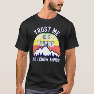 Vertrouw me in een loodgieter en ik weet dingen t-shirt