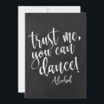Vertrouw me, je kunt betaalbaar bord maken<br><div class="desc">Een elegant huwelijksbord,  met de tekst "Vertrouw me,  je kunt dansen! Alcohol" in een geëxtraheerd scriptlettertype voegt de penseelstructuur een spontaan en afspeelbaar gevoel toe. De achtergrondkleur kan aan uw behoeften en voorkeuren worden aangepast. Neem contact met mij op als u een speciaal verzoek hebt.</div>