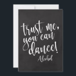 Vertrouw me, je kunt betaalbaar bord maken<br><div class="desc">Een elegant huwelijksbord,  met de tekst "Vertrouw me,  je kunt dansen! Alcohol" in een geëxtraheerd scriptlettertype voegt de penseelstructuur een spontaan en afspeelbaar gevoel toe. De achtergrondkleur kan aan uw behoeften en voorkeuren worden aangepast. Neem contact met mij op als u een speciaal verzoek hebt.</div>