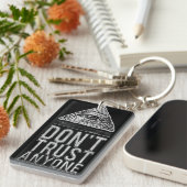 Vertrouw niemand sleutelhanger (Voorkant Rechts)