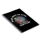 Vertrouw nooit atoom notitieboek (Rechterzijde)
