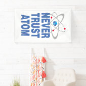 Vertrouw nooit atoom spandoek (Insitu)