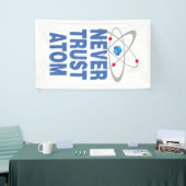 Vertrouw nooit atoom spandoek (Beurs)
