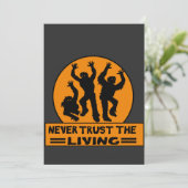 VERTROUW NOOIT DE LEVENDE T-shirt Button Kaart (Staand voorkant)