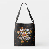 VERTROUW NOOIT EEN ATOM CROSSBODY TAS (Achterkant)