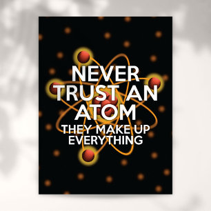 VERTROUW NOOIT EEN ATOM Wetenschap grap Poster
