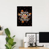 VERTROUW NOOIT EEN ATOM Wetenschap grap Poster (Thuiskantoor)