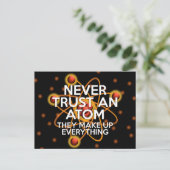 VERTROUW NOOIT EEN ATOOM Funny wetenschapsquote Briefkaart (Staand voorkant)