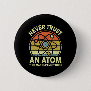 Vertrouw nooit een atoom Leuke natuurkundige grapp Ronde Button 5,7 Cm