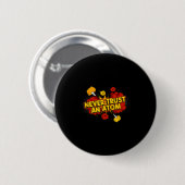 Vertrouw nooit een atoombom ronde button 5,7 cm (Voorkant /achterkant)