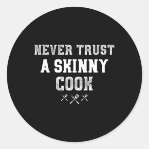 Vertrouw nooit een skinny kok grappig BBQ Pitmaste Ronde Sticker
