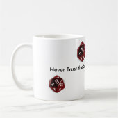 Vertrouw nooit op de glimlende Dungeon Master Mok (Links)