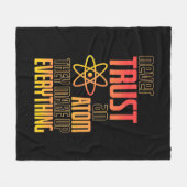Vertrouw nooit op een atom die alles maakt fleece deken (Voorkant (Horizontaal))
