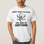 Vertrouw nooit op een Atom T-shirt<br><div class="desc">Overigens is er geen lepel en de cake is een leugen. Geweldig geschenk of shirt voor zichzelf gekende nerds, geeks, wetenschapsliefhebbers en natuurkundigen.</div>
