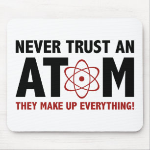 Vertrouw nooit op een Atom. Ze verzinnen alles. Muismat