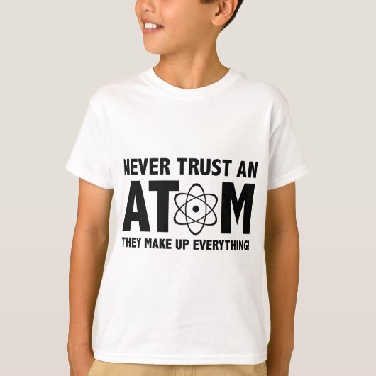 Vertrouw nooit op een Atom. Ze verzinnen alles. T-shirt (Voorkant)