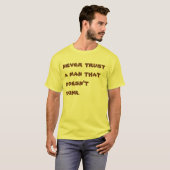 Vertrouw nooit op een man dat niet drink.  T-shirt (Voorkant volledig)