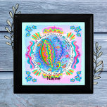 Vertrouw op de doos van de Cadeau van de Tijdopnem Cadeaudoosje<br><div class="desc">Vertrouw op de Timing van uw leven geschenkdoos,  naamaste geschenken,  sereniteit kleding door ArtMuz Illustratie. Matching Meditatie t-shirt,  inspiratiegeschenken.o personaliseren voeg jouw naam toe of voeg in plaats daarvan tekst toe. Pas deze meditatiegeschenkdoos aan om het uniek van jou te maken of om te geven als een gepersonaliseerd geschenk</div>