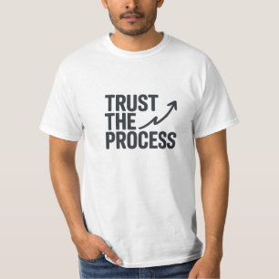 Vertrouw op het Motivatie pijlontwerp van het proc T-shirt