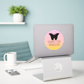 Vertrouw op het proces met zwarte vlinder sticker (Laptop op bureau)