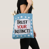 Vertrouw op je instincten Canvas tas (Dichtbij)