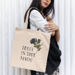 Vertrouw op je magische heksenzwarte Roos Tote Bag<br><div class="desc">Gotische en  knop met illustratie van zwart roos met een tekst die zegt "Vertrouw op je magie."</div>