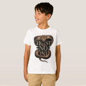 Vertrouw op niemand Slogan met King Snake Graphic T-shirt (Voorkant volledig)