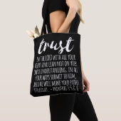 Vertrouwen in de Lord Proverbs 3:5-6 Tote Bag (Dichtbij)