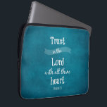 Vertrouwen in de Verse Verse van de Heer Laptop Sleeve<br><div class="desc">Vertrouw op de Heer met heel uw hart Bijbel Verzen laptophoes. Aqua achtergrond met witte lettertypografie,  met het inspirerend,  bemoedigende geschrift van Spreuken.</div>