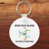 VERTROUWEN NOOIT EEN ATOM DIE ZE ALLES MAKEN SLEUTELHANGER (Voorkant)
