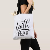 Vertrouwen over angst Bijbelse beelden beroemde Ch Tote Bag (Dichtbij)