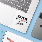 Vertrouwen over Angst Red Heart Arrow Sticker (Laptop met iPhone)