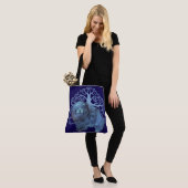 VERVAAGDE GENEN Toon Boom van het Leven BLAUW Tote Bag (Op model)