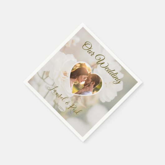 Vervaagde witte rozenbloemen met aangepaste trouwf servet (Hoek)