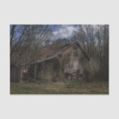 Vervallen verlaten houthuur in het bos tissuepapier (Voorkant)