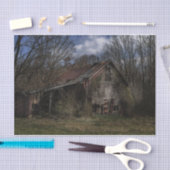 Vervallen verlaten houthuur in het bos tissuepapier (Craft)